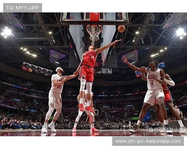 快船低位强打训练，内线配合更为紧密